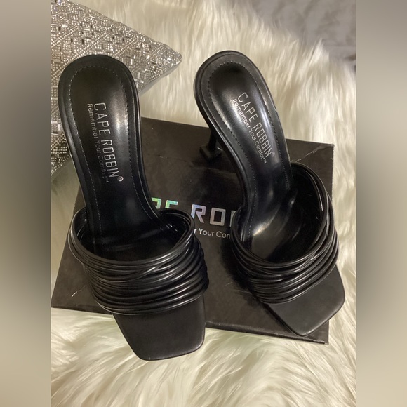 Cape Robbin black heels - Picture 1 of 10